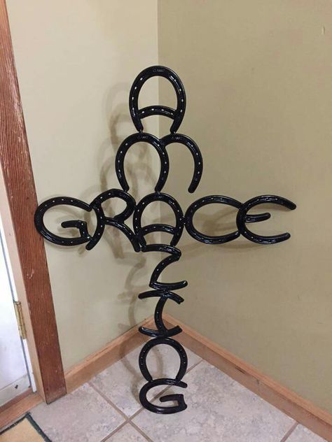 Amazing Grace cross rustic horseshoe country Diy Welding Projects, Amazing Grace Cross, Welding Projects Ideas, Horseshoe Crafts Projects, Welding Design, Welding Crafts, Types Of Welding, Horseshoe Projects, Horseshoe Crafts