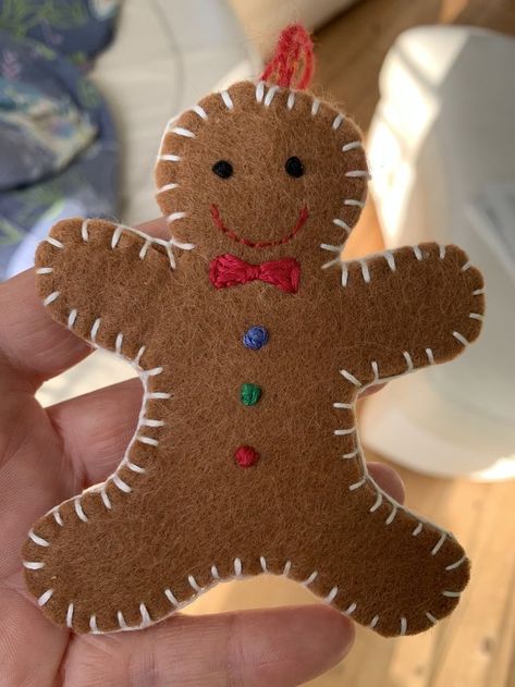 Soft Ideas, Diy Felt Christmas Ornaments, Felt Ornaments Patterns, Gingerbread Crafts, Gingerbread Christmas Decor, Christmas Sewing Projects, Felt Crafts Christmas, Ornaments Homemade, Gingerbread Decorations