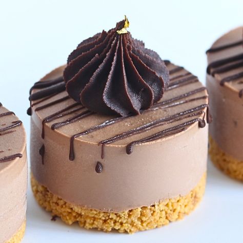 Mini Chocolate Cheesecakes. These rich and creamy treats feature a luscious chocolate filling on top of a crunchy graham cracker base. Chocolate Cheesecake Mini, Mini Cheesecakes Ideas, Single Serving Desserts For Party, Mini Cheesecake Display, Desserts Recipes Fancy, Mini Christmas Cheesecakes, No Bake Mini Cheesecake Recipes, Individual Cheesecake Cups, Mini Fall Desserts