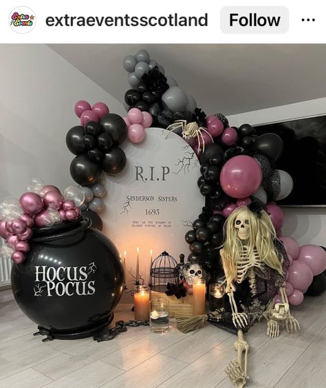 Halloween Chiara Backdrop, Halloween Photo Booth Ideas Backdrops, Outdoor Halloween Balloon Decor, All Black Halloween Party, Hocus Pocus Balloons, Hocus Pocus Balloon Arch, Girly Gothic Halloween Party, Halloween Ballon Decor, Halloween Balloon Arch Ideas