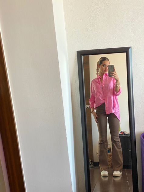 Pink Top Brown Pants, Brown Flared Jeans Outfit, Brown Flare Jeans Outfit, Brown Flares Outfit, Brown Flare Pants Outfit, Pink And Brown Outfit, Brown Flare Jeans, Flares Outfit, Flare Jean Outfit