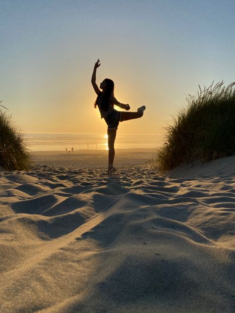 Dance Sunset Photography, Dance Photo Shoot Beach, Beach Silhouette Photography, Dancer Beach Photography, Dance Beach Photos, Ballet Beach Photography, Beach Dance Pictures, Dance Beach Pictures, Dance Pictures On The Beach