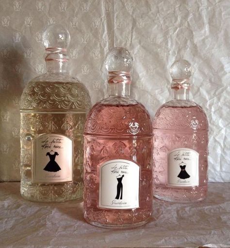 Koleksi Parfum, Romantic Academia, Pretty Perfume Bottles, Inspiration Tattoos, Perfume Collection Fragrance, Girly Aesthetic, Background Ideas, روتين العناية بالبشرة, Perfume Scents