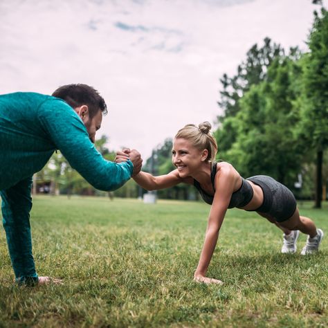 Couple Workout Pictures, Couple Workout Photoshoot, Partner Hiit Workout, Workout Partner, Buddy Workouts Partner Exercises, Sports Couples, Family Fitness, Buddy Workouts, Partner Workout