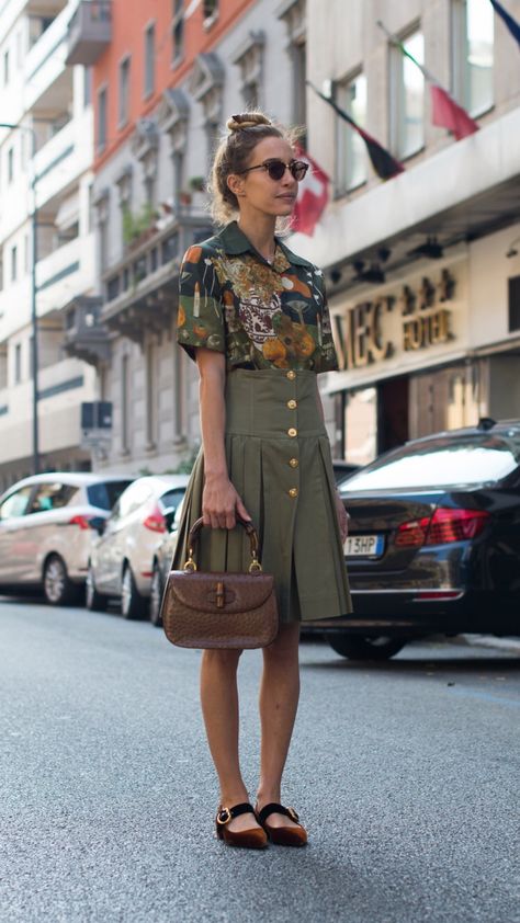 Bamboo Bag Outfit, Gucci Bamboo Bag, Street Style Skirt, Uniform Style, Italian Street, Tommy Ton, Milan Fashion Week Street Style, Bag Outfit, Bamboo Bag