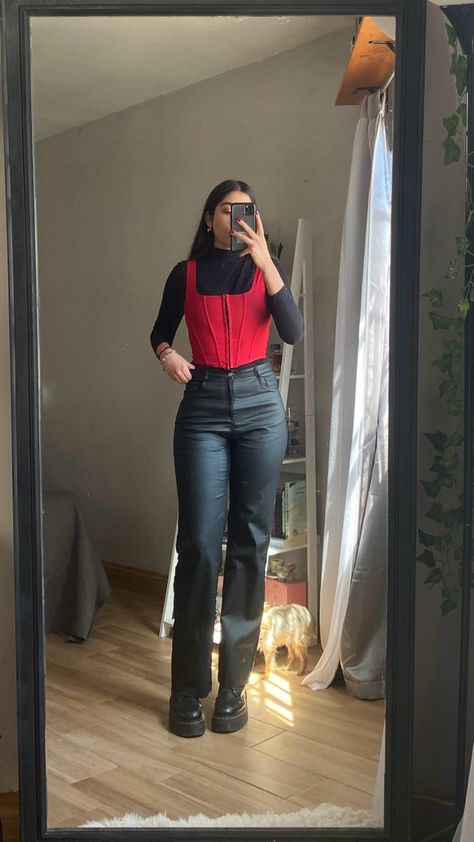 How To Style A Red Shirt, Corset With Tshirt Outfit, Tshirt Corset Outfit, Black And Red Outfit Casual, Corset Styling Outfit, Outfit Para Fiesta Casual, Outfits Con Pants, Black Bustier Outfit, Red Casual Outfit