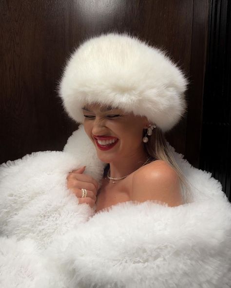 Russian Hat, Clueless Outfits, Best Valentine's Day Gifts, Winter Fashion Outfits Casual, Ski Season, Winter Photo, Valentines Day Gifts For Her, Fur Hat, White Fur