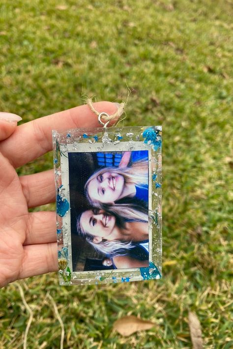 Resin Photo Keychain Ideas, Photo Keychain Ideas, Resin Picture Keychain, Resin Photo Keychain, Diy Resin Gifts, Resin Gifts, Photo Gifts Diy, Resin Photo, Picture Keychain