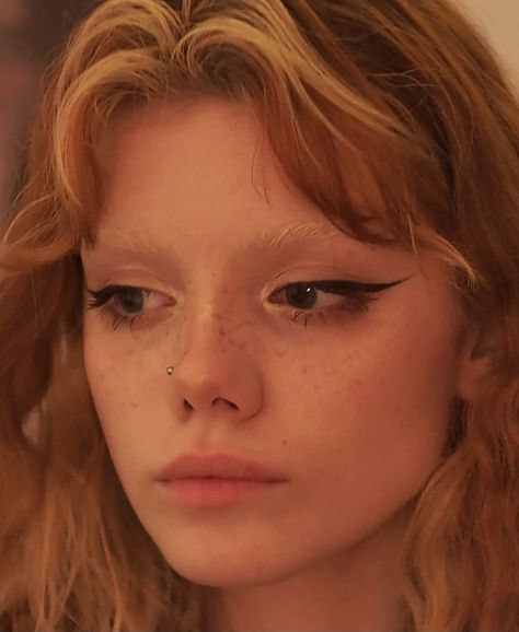 Redhead Makeup Aesthetic, Makeup With Bleached Brows, Pretty Elf Makeup, Makeup No Eyebrows, Red Hair Bleached Eyebrows, Ginger Eyebrows, Bleached Eyebrows Makeup, Ginger Makeup Looks, Makeup For Red Hair