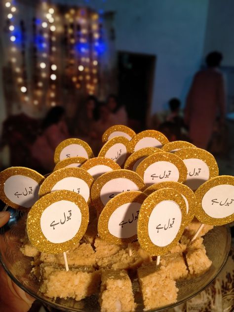 Art Nikah Decor, Wedding Gift Hampers, Mehendi Decor Ideas, Wedding Gift Pack, Creative Wedding Gifts, Bridal Gift Wrapping Ideas, Snap Streak Ideas Easy, Desi Wedding Decor, Wedding Planning Decor