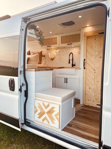 Campervan Boho Interior, Van Living Diy, Sprinter Van Interior, Camper Van Design, Mobile Decor, Rv Design, Diy Camper Van, Van Lifestyle, Camper Interior Design