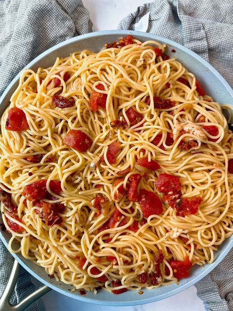 Easy Spaghetti with Tomatoes Noodles With Tomatoes, Spaghetti With Tomatoes, Recipes With Diced Tomatoes, Easy Spaghetti, Pork Soup, Vegetarian Desserts, Spaghetti Noodles, Seafood Pasta, Tomato Recipes