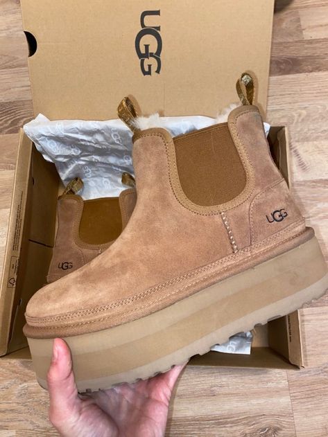 Ugg 2023 Trend, Uggs Mini Platform, Comfy Fall Boots, Uggs Mini, Cute Uggs, Ethiopian Traditional Dress, Fall Winter Shoes, Trendy Shoes Sneakers, Winter Outfits Cold