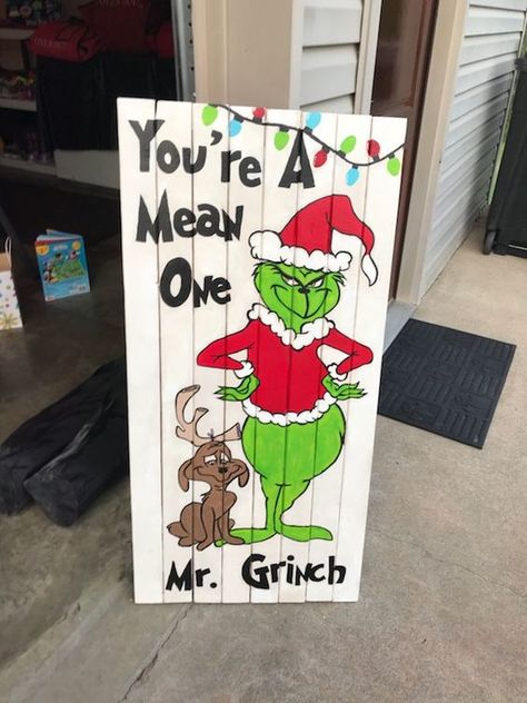 DIY Outdoor Christmas Decorations - Grinch Porch Sign - DIY Cuteness Grinch Painting On Wood, Diy Outdoor Grinch, Grinch Decorating Ideas Diy, Grinch Decorations Classroom, Grinch Diy Decor, Grinch Wooden Signs, Grinch House Decoration, Diy Grinch Decor, Grinch Decorating Ideas