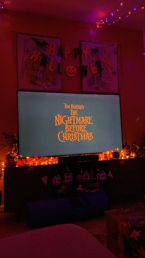 Halloween Movies Aesthetic, Halloween Horror Nights Aesthetic, Halloween Night Aesthetic, Cozy Horror, Halloween Sleepover, Cozy Halloween, Halloween Movie Night, Halloween Bedroom, Hallowen Ideas