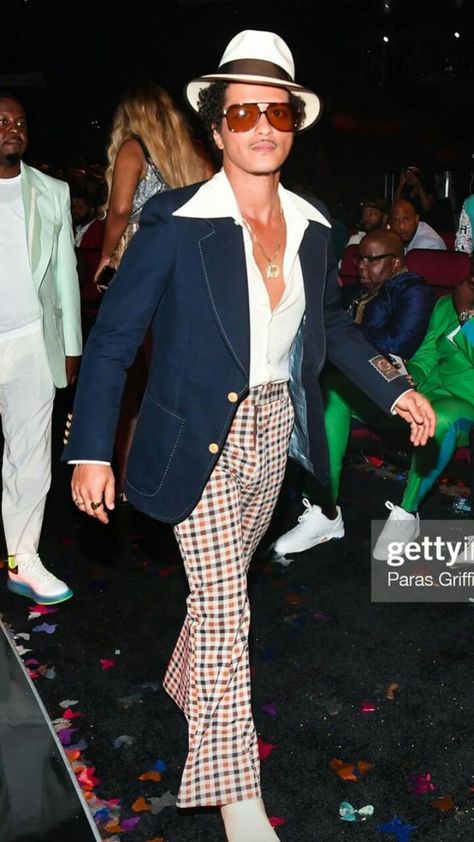 Disco Attire Men, Disco Aesthetic Men, 70s Glam Men, Disco Outfit Ideas 70s Men, Retro Party Outfit Men, Studio 54 Men Outfit, 70s Disco Outfit Men, Bruno Mars Outfit Style, Studio 54 Mens Fashion