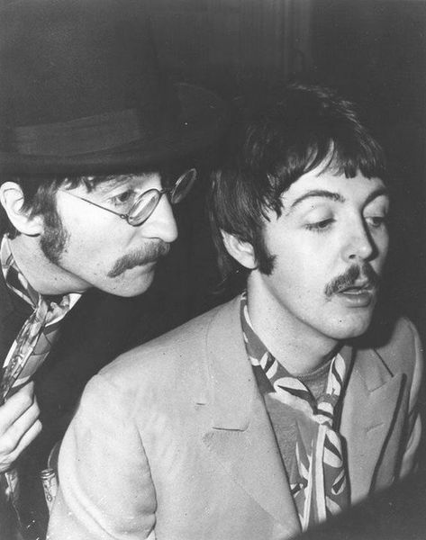 My Favorite Beatles Photos - Mclennon - Wattpad John Lennon Paul Mccartney, Lennon And Mccartney, Beatles Photos, Bug Boy, Beatles Pictures, The Fab Four, Lonely Heart, Ringo Starr, George Harrison