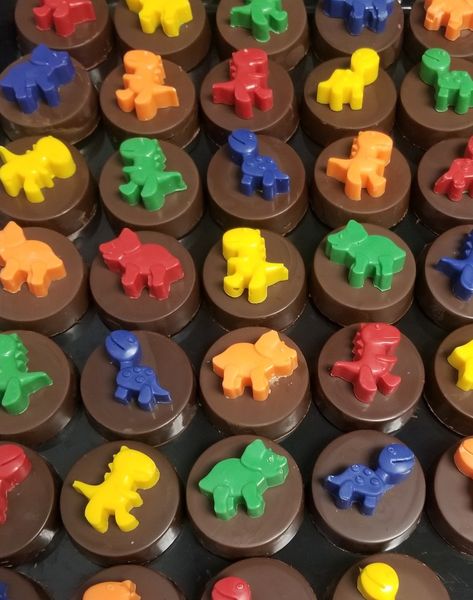 Dinosaur Oreos, Dinosaur Strawberries, Dinosaur Sweets, Dino Chocolate Covered Oreos, Dinosaur Treats For Party, Dinosaur Cakesicles, Dino Chocolate, Chocolate Dinosaur, Dinosaur Cakecicles