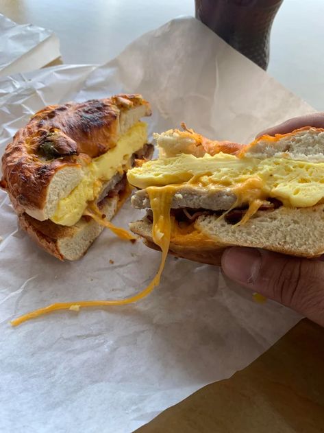 Sausage Egg And Cheese Bagel, Sausage Egg Sandwich, Cheddar Bagels, Freakshakes Recipe, Bakery Food, Bacon Sausage, Egg And Cheese, Kitty Accessories, Food Therapy