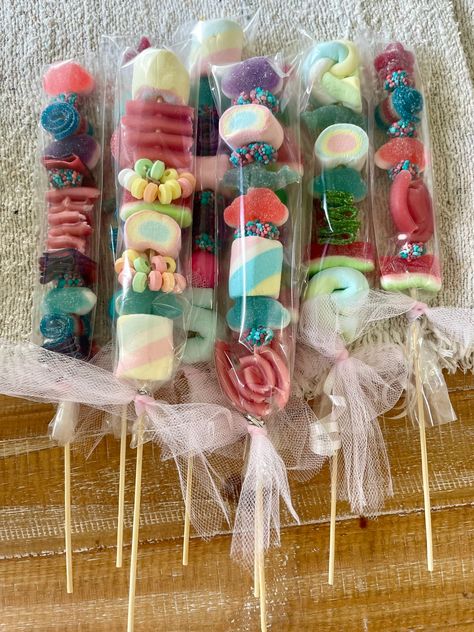 Perfect for any occasion--birthday parties, game days, back to school, teacher gifts, and more!   Handcrafted with love and packed with a variety of delicious candies, these kabobs are sure to bring smiles and joy. 😄💕 These can be customized and made to order. Specific orders need to be placed at least 2 weeks in advance. Message me with any questions or ideas you may have. Birthday Sweets For School, Birthday At School Treats, School Birthday Treat Ideas, Snack Packs For Kids, Candy Kabobs Diy Ideas, Birthday Treats To Take To School, Birthday Treats For School, Brownie Kabobs, Packing Candy