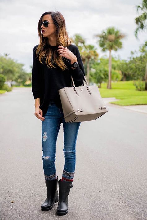 Rain boots are practical and stylish and can really dress up any fall or winter outfit. Check out these 15 trendy ideas for outfits with cute boots. Rain Boots Outfit Spring, Short Boots Outfit, Rain Boots Outfit, Rainboots Outfit, Fuzzy Sweater Outfit, Rain Boot Outfit, Hunter Boots Outfit, Cute Outfits With Shorts, Hunter Boot