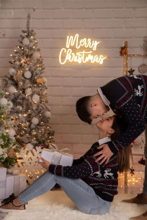 Xmas Couple Outfit, Christmas Time Engagement Photos, Couple Christmas Mini Sessions, Christmas Photos Ideas For Couples, Christmas Photoshoot Couples Outfits, Couple Christmas Pictures Ideas, Home Christmas Photoshoot Ideas, Christmas Photoshoot For Couples, Gingerbread Christmas Photoshoot