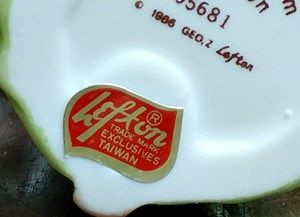 A quick overview of how to date Lefton china labels. This should help narrow down the date of your item. Antique Dinnerware, Chinese Dating, Lefton Figurines, Finding Treasure, Garage Sale Finds, Collectible China, China Head Doll, Garden Hacks, Lefton China