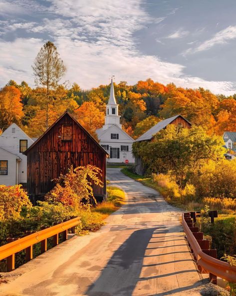 Vermont Fall, Vermont Usa, New England Fall, Never Stop Dreaming, Country Church, Autumn Scenes, Autumn Scenery, Fall Pictures, Autumn Cozy