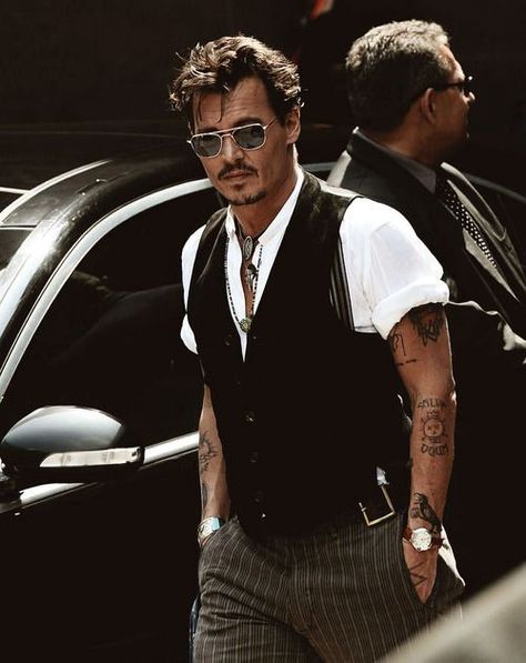 Styling for Men : How to dress like Johnny Depp – Instant Attire – Medium جوني ديب, Johnny Depp Style, Kaptan Jack Sparrow, Young Johnny Depp, Johnny Depp Pictures, Johnny D, Mens Fashion Edgy, Jack Sparrow, Johnny Depp