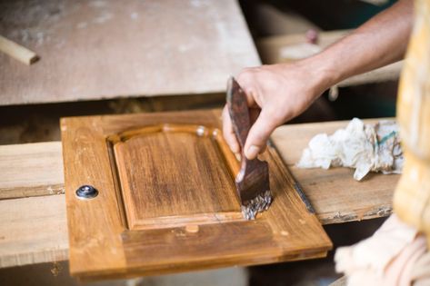 Finishing your kitchen cabinets by yourself gives them fresh luster at little cost. Learn how to finish your kitchen cabinets yourself. Large Kitchen Renovation, Best Paint For Kitchen, Replacing Cabinets, Kitchen Base Cabinets, Staining Cabinets, Oak Kitchen Cabinets, Cedar Chest, Wood Kitchen Cabinets, Oak Kitchen