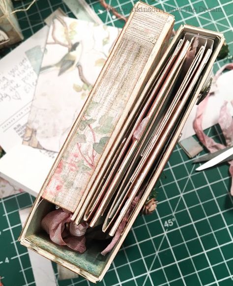 Collections Folio for Eileen Hull Designs (Tutorial) Eileen Hull Journals, Folio Design Ideas, Folio Ideas, Junque Journal, Mini Journals, Folio Books, Mini Scrapbooks, Diy Mini Album, Album Tutorial