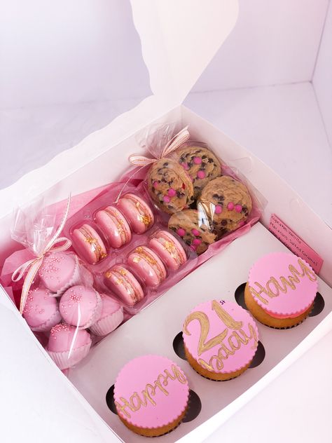 Cupcake Treat Boxes, Birthday Treat Boxes Ideas Sweets, Dessert Treat Boxes, Treat Boxes Ideas Packaging, Cupcakes Bonitos, Dessert Business, Blue Sweets, Pastry Case, Pink Treats