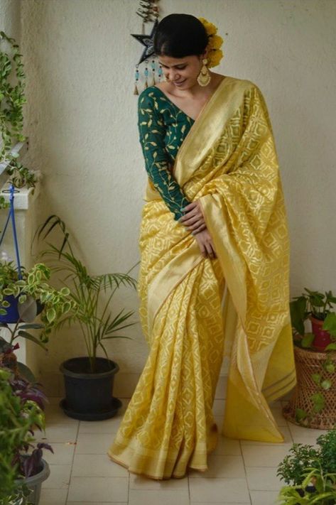 Yellow Saree And Green Blouse, Yellow Saree With Green Blouse, Yellow Saree Blouse Combination, Yellow Green Saree, Yellow Saree With Contrast Blouse, Lengha White, Pink Indian Wedding, Chakori Ethnic, Red Indian Wedding