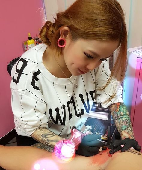 Kinki Ryusaki Person Tattooing Someone Reference, Tattoo Artist Quotes, Profile Tattoo, Ink Artists, Tattoo Artist Tips, Female Tattoo Artist, Badass Female, Tattoo Artists Near Me, Famous Tattoo Artists