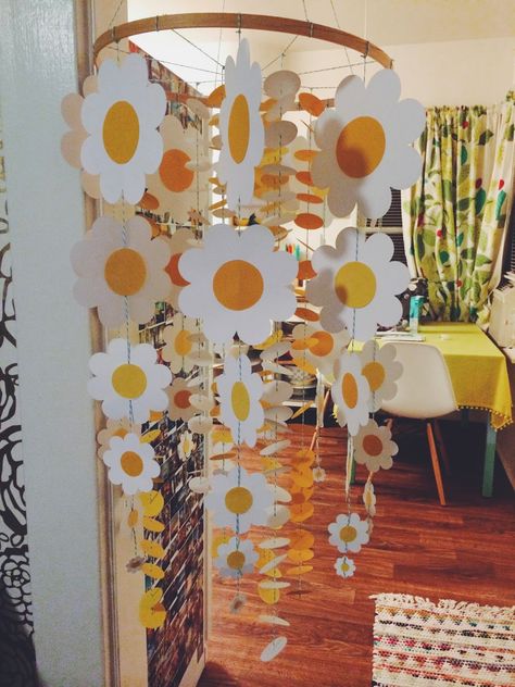 Colorful Brunch Decor, Diy Groovy Birthday Decorations, Groovy Party Crafts, Groovy Photo Backdrop, Flower Child Birthday Party, Groovy Decorations Ideas, Groovy Centerpieces, Hippie Party Ideas, Groovy Baby Shower Ideas