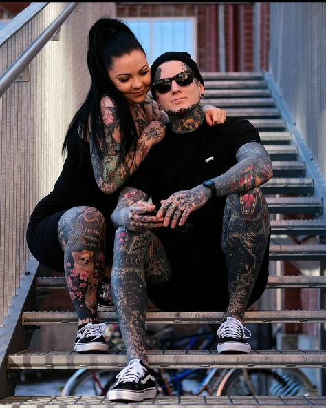 Tattooed Couples Photography, Black Couple Outfits, Tattooed Couple, Tattoo Photoshoot, Making Shorts, Punk Couple, Profile Photography, Gym Couple, Oil Making