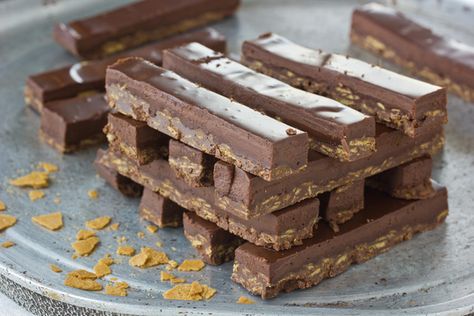 Recipe: Chocolate Hazelnut Crunch Bars Hazelnut Torte, Hazelnut Crunch, Crunch Bars Recipe, Crunch Bars, Gluten Free Candy, Crunch Bar, Chocolate Hazelnut Spread, Brownie Bar, Chocolate Hazelnut