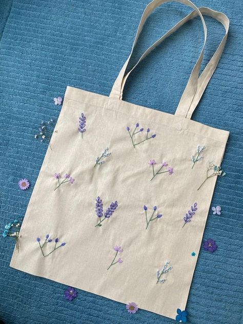 Canvas Bag Design, Embroidered Tote Bag, Embroidered Tote, Embroidery Bags, Pola Sulam, Diy Tote Bag, Cute Embroidery, Simple Embroidery, Sewing Embroidery Designs