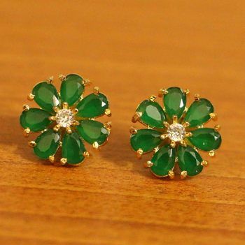 Green Studs Earrings, Low Weight Gold Jewellery, Kempu Earrings Gold, Stone Studs Earrings Gold, Jumki Gold, Green Stone Earrings Gold, Green Beds, Beaded Wedding Jewelry, Small Earrings Gold