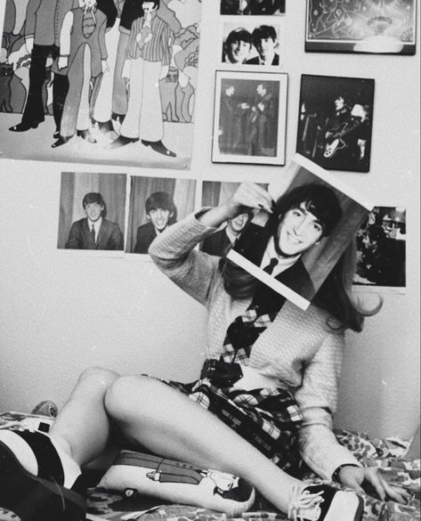 beatlemania 60s Beatles Fashion, 60s Photography Aesthetic, 60s Face Claim, Beatlemania Aesthetic, 60s Girl Aesthetic, 60s Music Aesthetic, Late 60s Aesthetic, Beatnik Aesthetic, Girl Beatles