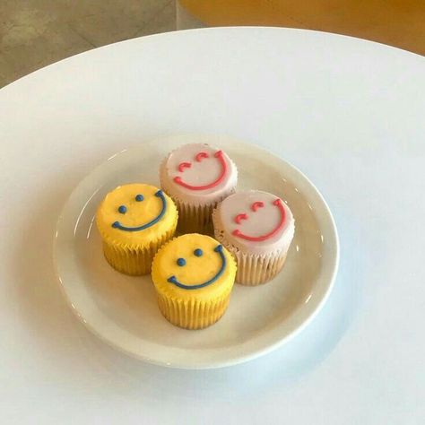 Cute Simple Cupcake Ideas, Aesthetic Cupcakes Pastel, Cute Cupcakes Aesthetic, Cupcake Cake Designs, Cute Baking, Pretty Dessert, Easy Cupcakes, Cupcake Designs, Pretty Birthday Cakes