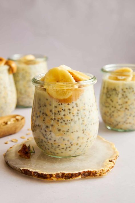 Enjoy the flavors of your favorite dessert for breakfast with zero guilt thanks to this nutritious banana pudding overnight oats recipe! Pudding Overnight Oats, Wholesome Breakfast Ideas, Mango Chia Pudding, Stuffed French Toast Cream Cheese, No Bake Oatmeal Bars, Food Dolls, Homemade Greek Yogurt, Egg Recipes For Breakfast, Baked Strawberries