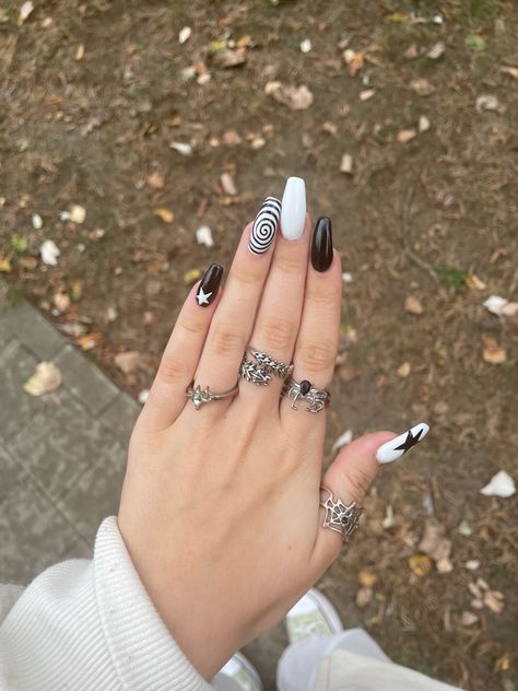 Black and white nails Black Alt Nails Acrylic, Black And White Anime Nails, Black And White Grunge Nails, Black Nails Inspo Coffin, Easy Acrylic Nail Designs Simple, White Alt Nails, Black And White Goth Nails, Black And White Nails Easy, White Emo Nails