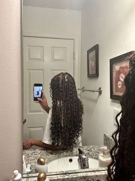 Knotless Braids With Curly Strands, Small Boohoo Knotless Braids, Dark Brown Boho Braids, Medium Bohemian Knotless Braids With Color, Goddess Braids Mid Back, Mid Back Boho Knotless Braids, Medium Length Boho Braids, Boho Knotless Braids Medium, Boho Braids With Curly Ends