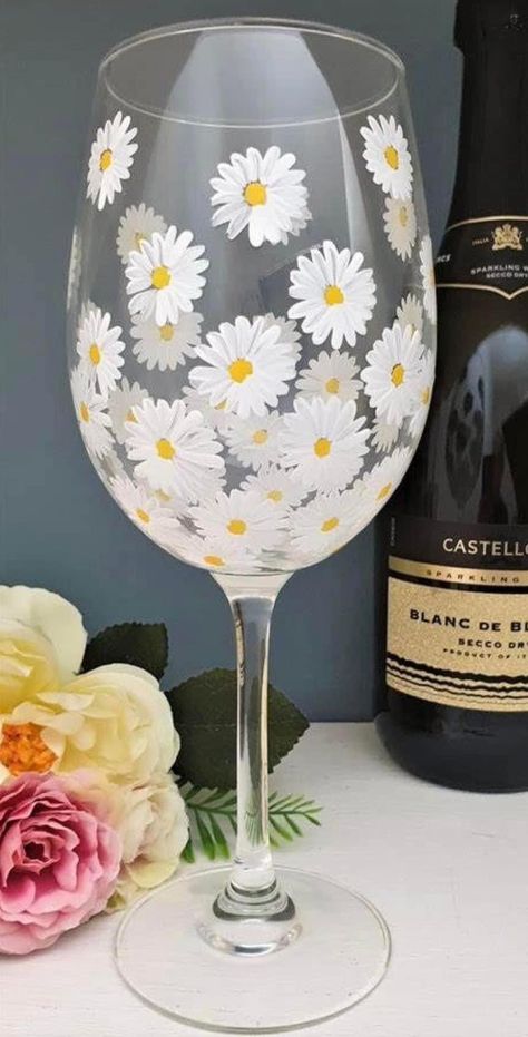 Daisy Painted Wine Glasses, Hand Painted Glassware Diy, Wine Cup Painting Ideas, Easy Wine Glass Painting, Painted Wine Glasses Flowers, Painted Wine Glasses Ideas, Camping Wine Glasses, Wine Glass Painting Ideas, Hand Painted Wine Glasses Diy