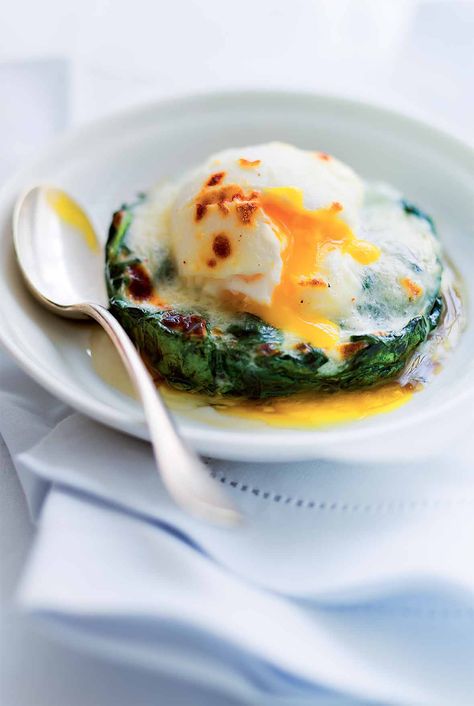 Easy Eggs Florentine Recipe Florentine Recipe, Vegetarian Brunch, Florentines Recipe, Eggs Florentine, Béchamel Sauce, Pregnancy Food, Supper Recipes, Easy Eggs, Egg Dish