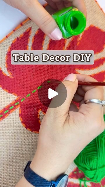 Jute Fabric Crafts, Burlap Table Runner Diy, Table Decor Diy, Burlap Runners, Diy Table Decor, Jute Runner, Burlap Table, Jute Fabric, Burlap Table Runners