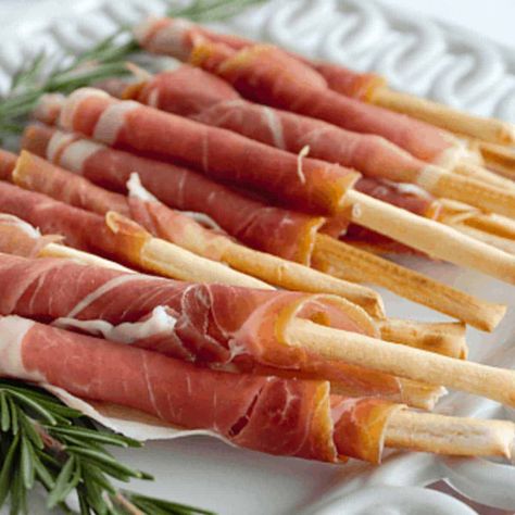 Proscuitto Appetizers, How To Make Wontons, Prosciutto Appetizer, Toothpick Appetizers, Prosciutto Wrapped, Drinks Ideas, Crowd Pleasing Appetizers, Round Robin, Party Appetizers Easy