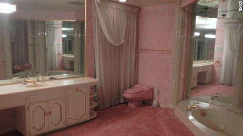 1970s Bathroom, Doomsday Bunker, 80s House, Las Vegas Luxury, Underground Homes, Mansions For Sale, Bathroom Carpet, Vintage Bathrooms, Teenage Bedroom