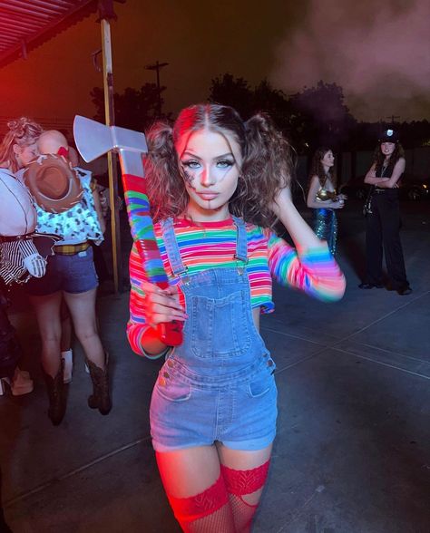 Chic Halloween Costume, Chucky Halloween Costume, Pelottava Halloween, Chucky Halloween, Halloweenský Makeup, Horror Halloween Costumes, Classy Halloween Costumes, Halloween Coustumes, Hot Halloween Outfits